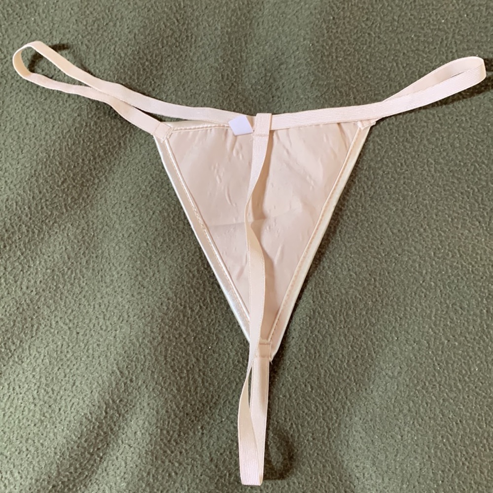 New gorgeous cream colored bustier w/ matching thong. Expands from 14.5 to 18.5. - Picture 8 of 11